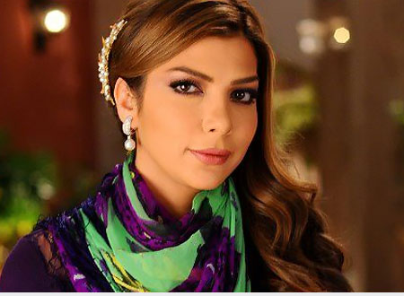 قبلة تعكس الحب المتأجج بين أصالة وزوجها قبلة تعكس الحب المتأجج بين أصالة وزوجها