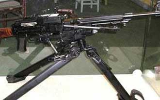 سيدة تقتحم مدرسة برشاش لأخذ ابنيها"