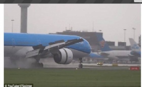 شاهد.. لحظات مرعبة في طائرة ركاب!