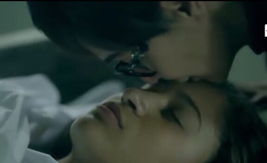 بالفيديو: غادة عبد الرازق تبكي الآلاف بمشهد غسل جثة ابنتها في مسلسلها  ‎