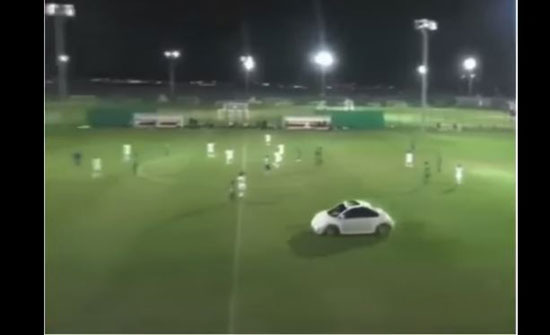 شاهد : مشجع يقتحم ملعب كرة إماراتيًا بسيارته