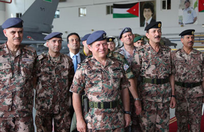 الملك يتابع تمرينا جويا