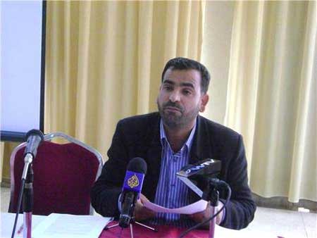 العمال يحلقون لـ " السنيد " على الناشف وينتخبون بديله في مطعم فلافل..والسنيد يرد 