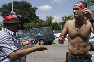 فلسطيني يحاول الانتحار عند مدخل السفارة الأمريكية بماليزيا 