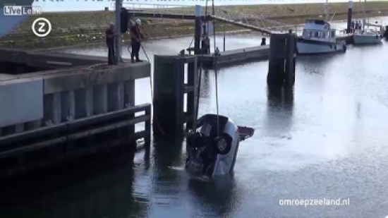 شاهد.. لحظة سقوط سيارة من أعلى جسر متحرك