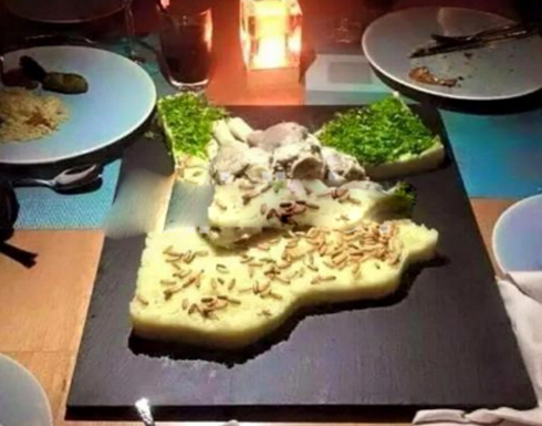 صورة: أردنيون في الإمارات يصنعون منسف على شكل خارطة الأردن صورة: أردنيون في الإمارات يصنعون منسف على شكل خارطة الأردن