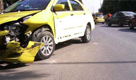  حادثة تشبه المعجزة : سيارة هاربة تطير لوحتها لتحط في حضن سائق تاكسي يبحث عنها 