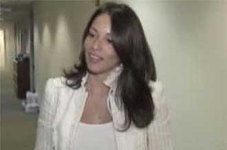 حسناء تقاضي بنكاً أمريكياً طردها لجاذبيتها الجنسية