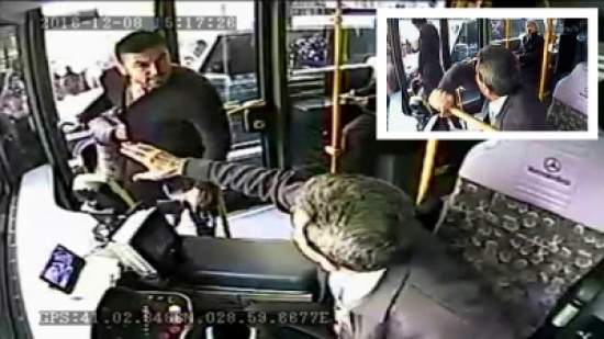 شاهد.. مشاجرة بين لاعب دولي تركي وسائق حافلة تثير غضب الجمهور