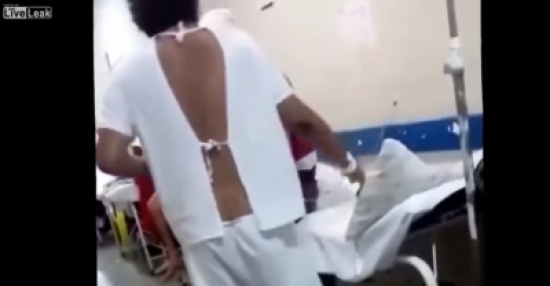 فيديو|معركة بين مريضين على سرير بمستشفى ! فيديو|معركة بين مريضين على سرير بمستشفى !
