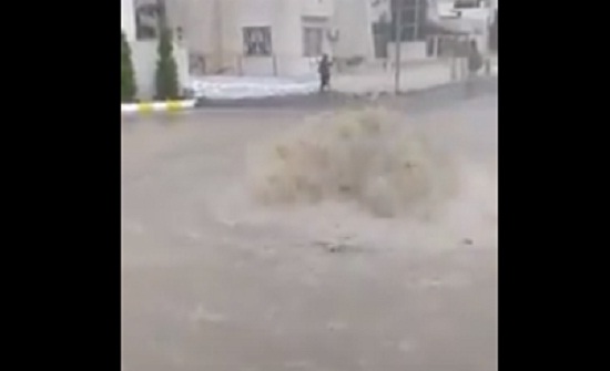 بالفيديو: الأمطار تشكل نافورة في منطقة الدوار السابع
