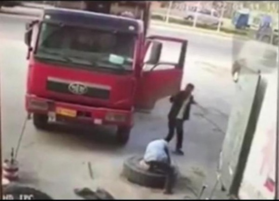 شاهد.. انفجار إطار شاحنة يقذف عامل الصيانة في الهواء