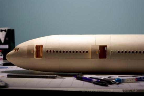 بالصور.. فنان يصمم «بوينغ 777» من قصاصات الورق بالصور.. فنان يصمم «بوينغ 777» من قصاصات الورق
