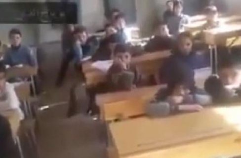 بالفيديو.. لحظة قصف قوات النظام السوري لمدرسة اساسية