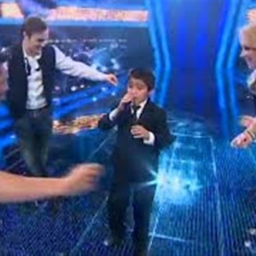 بالفيديو.. طفل يجبر لجنة برنامج اكتشاف المواهب على الرقص
