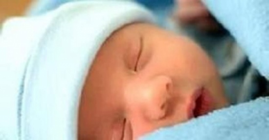 أم تقتل رضيعتها بسكب ماء مغلي عليها