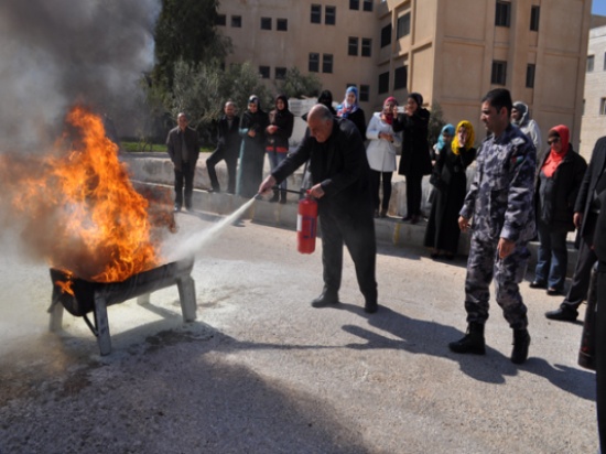 دورة تدريبية للإسعاف ومكافحة الحريق في مكتبة جامعة إربد