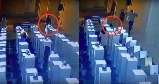 بالفيديو: سيلفي تدمر أعمالا فنية بـ200 ألف دولار