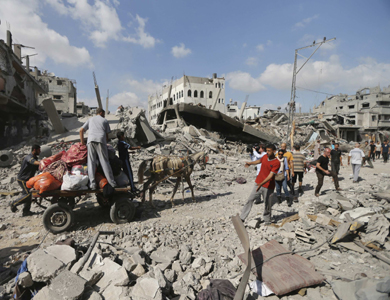 الفلسطينيون يعودون إلى احيائهم مستفيدين من هدنة تستمر 12 ساعة في غزة