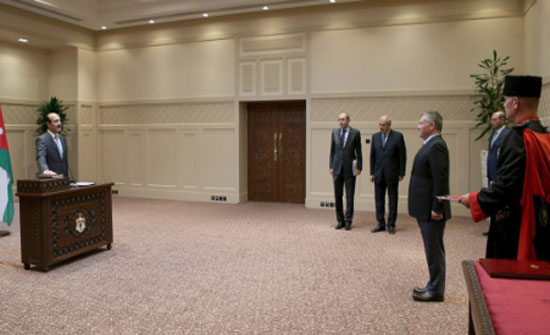 المبيضين يؤدي اليمين القانونية أمام الملك