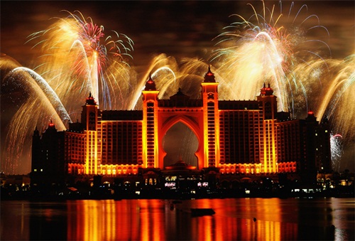 دبي تطلق 440 ألف لعبة نارية في احتفال تاريخي برأس السنة