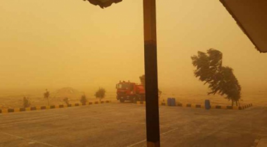 عاصفة رملية تضرب الطريق الصحراوي والامن يحذر ..صور