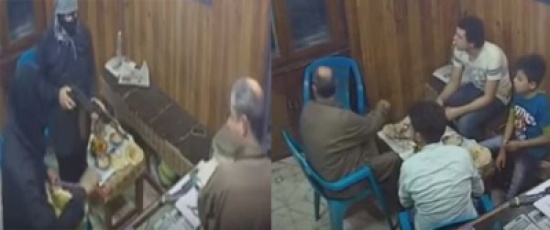 شاهد.. مصرية ملثمة وزميلها ينفذان سطواً مسلحاً وقت الإفطار