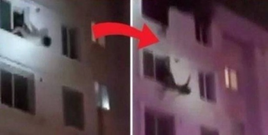 بالفيديو: لحظة إمساك رجل إطفاء بإمرأة سقطت من الطابق السادس بالفيديو: لحظة إمساك رجل إطفاء بإمرأة سقطت من الطابق السادس