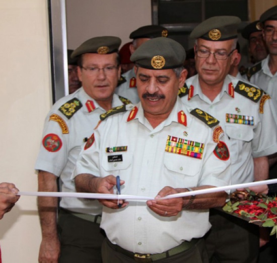 مدير عام الخدمات الطبية الملكية يفتتح المختبر البيولوجي المتحرك