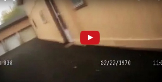 بالفيديو: شرطي يقتحم منزلاً يحترق وينقذ رجلاً محتجزاً فيه بالفيديو: شرطي يقتحم منزلاً يحترق وينقذ رجلاً محتجزاً فيه