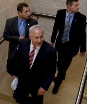 هآرتس ومعاريف: حكومة نتنياهو تواجه غروب شمسها بعد مجزرة اسطول الحرية