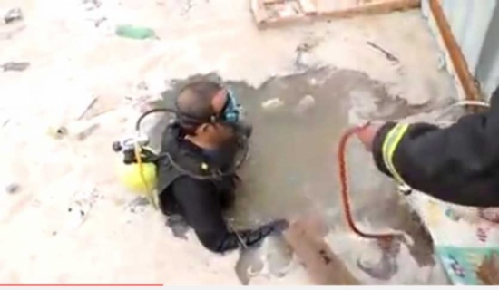استخراج طفل من حفرة صرف صحي