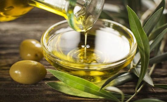 ملعقة من زيت الزيتون على الريق.. وقاية من الأمراض! ملعقة من زيت الزيتون على الريق.. وقاية من الأمراض!