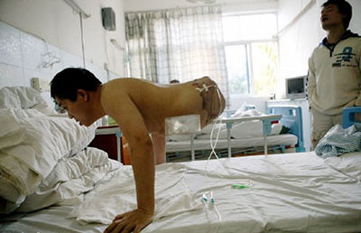 نصف رجل يفتتح متجراً للبيع بنصف السعر