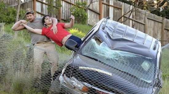 صور: شاب شجاع ينقذ سيارة من أعلى قمة منحدر