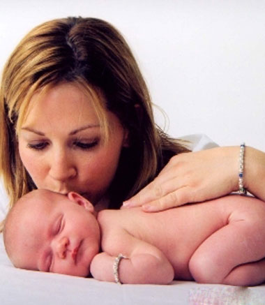 لا تتخلي عن أنوثتك في مقابل أمومتك