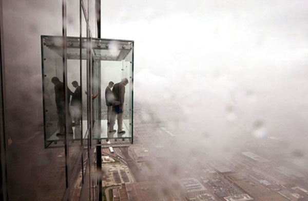 الفايز والعموش : الأول على البلكون والثاني واقف هون !