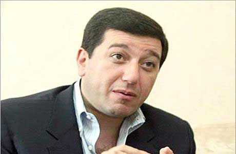 مجهول انتحل شخصية باسم عوض الله على facebook وهات معجبين ومعجبات !