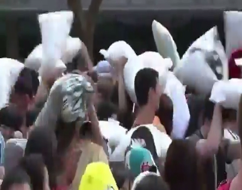 اليوم العالمي للضرب بالوسائد !!