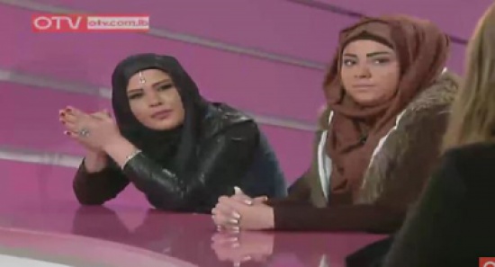 شاهد.. فتاة لبنانية تخلع حجابها على الهواء