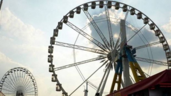 فيديو فظيع.. امرأة تنجو من الموت بأعجوبة في مدينة الملاهي