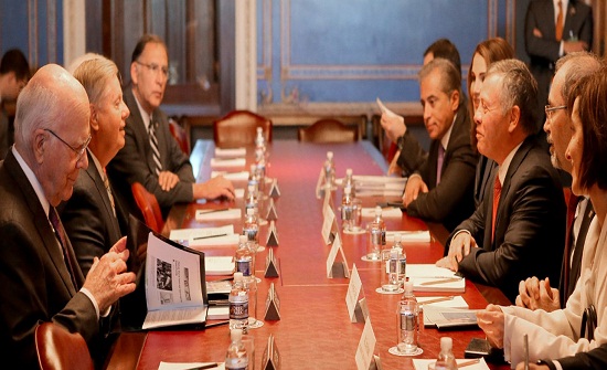 الملك يلتقي وزير الخارجية الامريكي ولجنة في مجلس الشيوخ