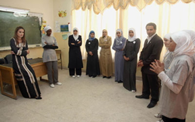 الملكة رانيا تتفقد أعمال الصيانة التي تقوم بها مدرستي في الجنوب