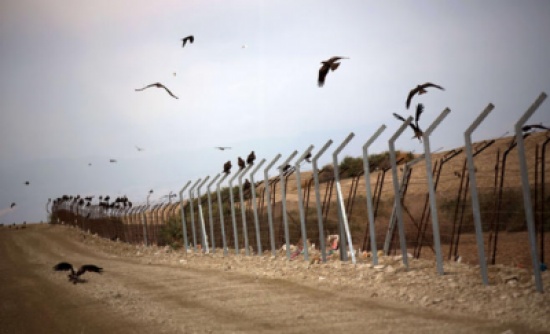 الحكومة ردا على الجدار: لا يجوز للمحتل تغيير الواقع على الأرض