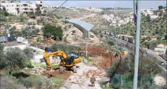 جرافات الاحتلال تجرف اراضي الولجة ببيت لحم 