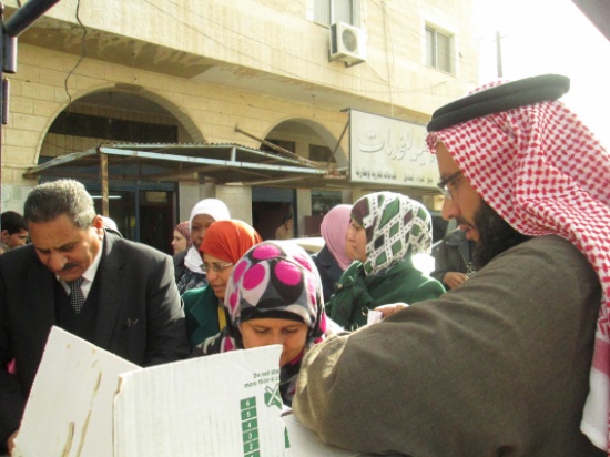 جمعية زواد الخير .. توزع طرود خير في المفرق