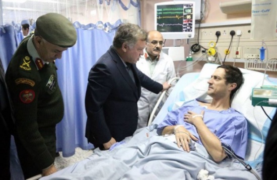 صور .. الملك يزور مصابي احداث الكرك في المستشفى