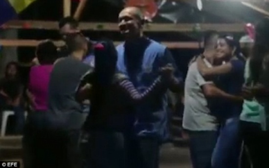 فيديو يفجر فضيحة للأمم المتحدة: موظفو المنظمة يرقصون مع متمردات كولومبيا “شاهد”
