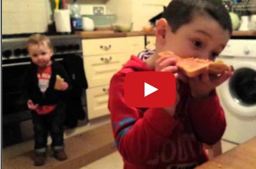 طفلين يسقطان بالتوالي أثناء تناولهم الطعام