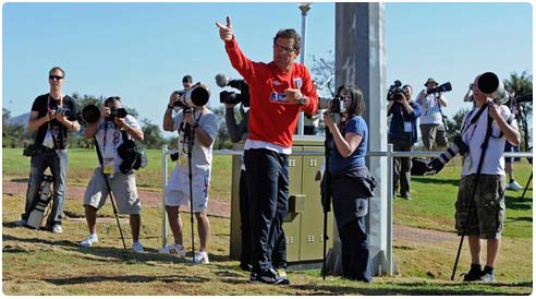 كابيللو يصرخ في وجه المصورين  